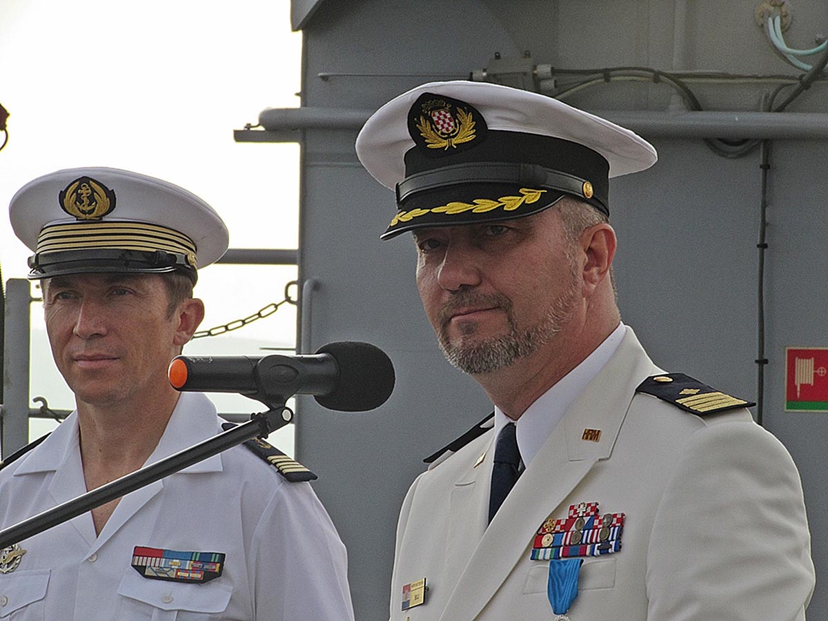 https://www.morh.hr/wp-content/gallery/kapetanu-bojnog-broda-francoisu-buju-uruceno-francusko-odlicje/buj_05062019_14.jpg