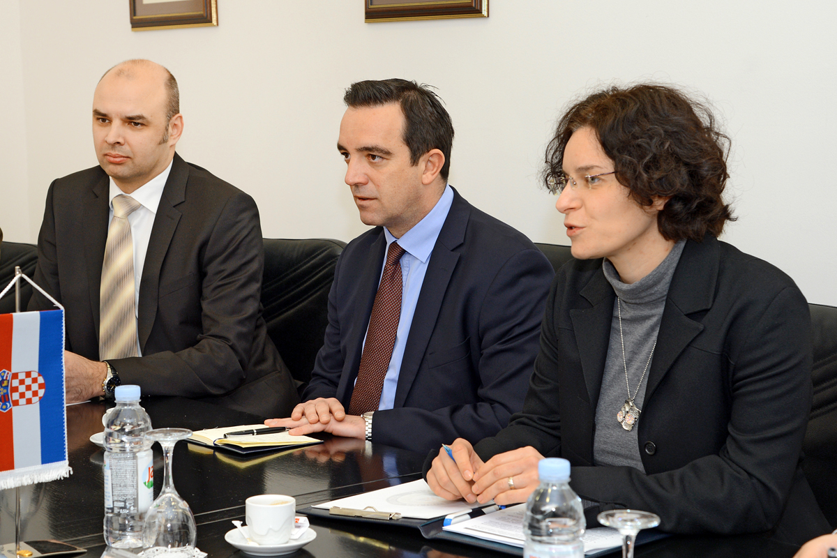 https://www.morh.hr/wp-content/gallery/katarska-veleposlanica-u-posjetu-ministarstvu-obrane-rh-2/vp_katar_mo_17032016_05.jpg