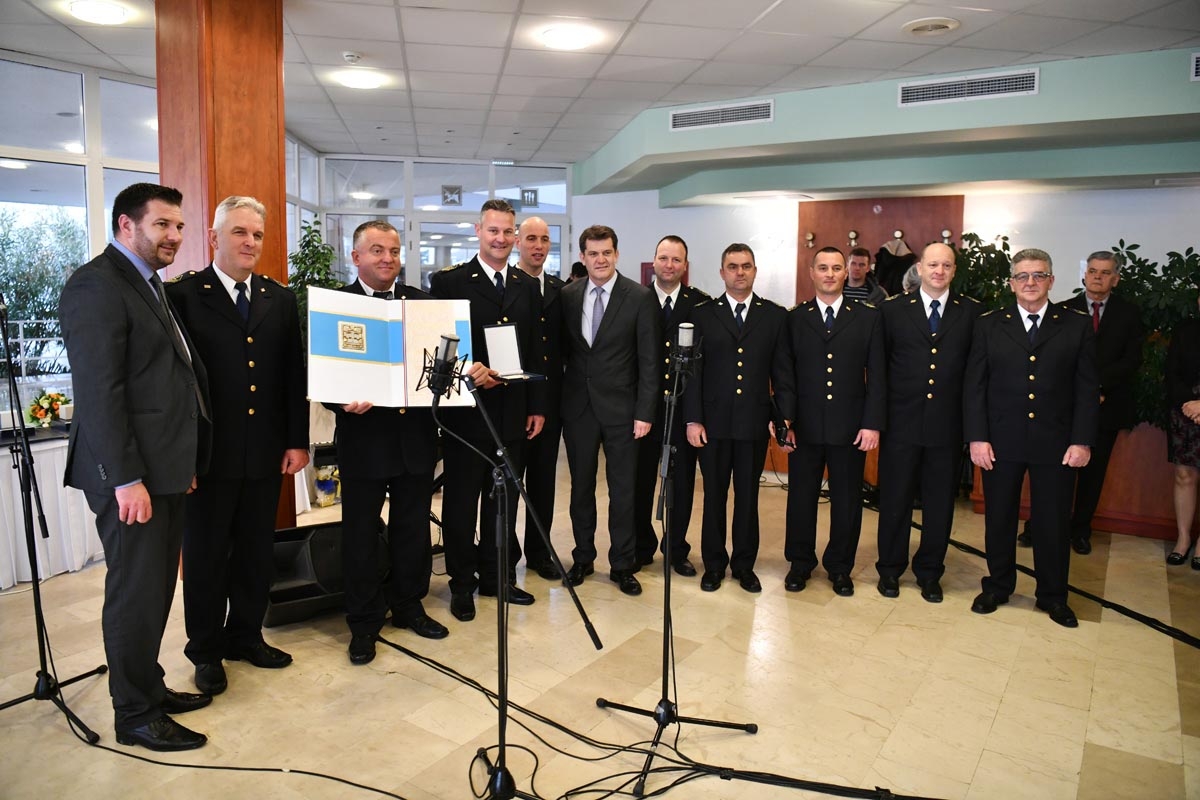 https://www.morh.hr/wp-content/gallery/klapa-sv-juraj-hrm-a-dobitnik-godisnje-nagrade-grada-kastela/kastela_klapa_hrm_02032018_11.jpg