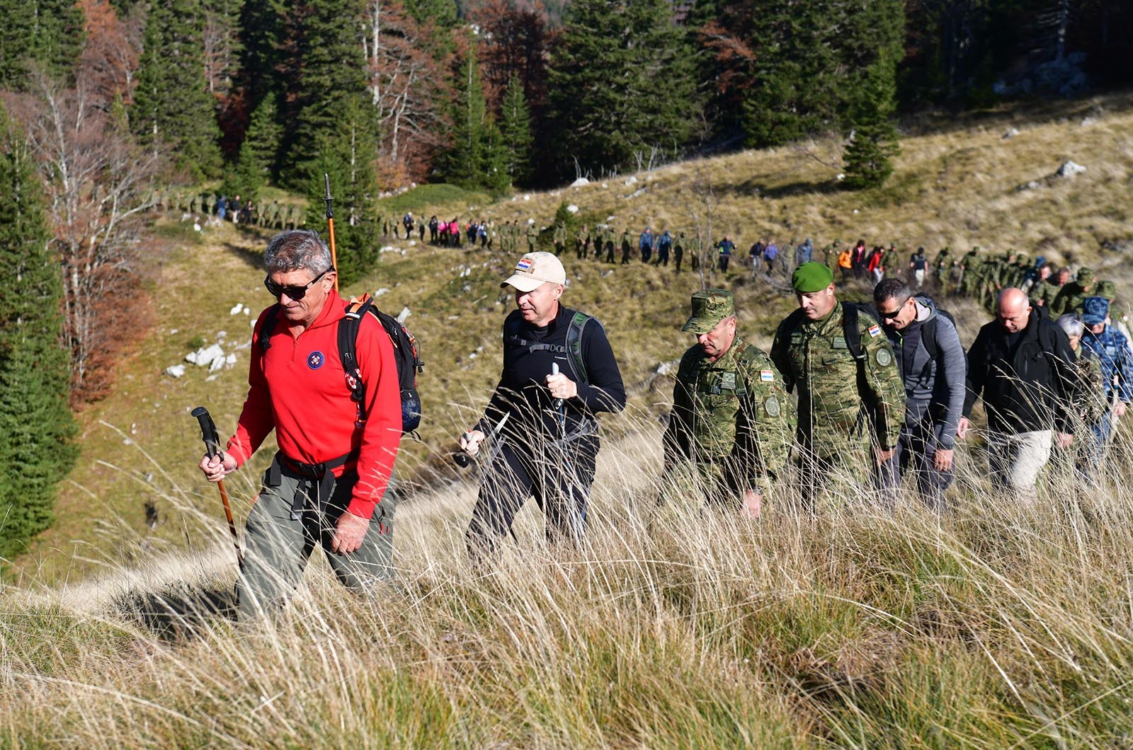 https://www.morh.hr/wp-content/gallery/kljucno-osoblje-morh-a-i-hrvatske-vojske-u-15-km-dugoj-hodnji-na-velebitu/hodnja_velebit_hv_morh_190719_02.jpg