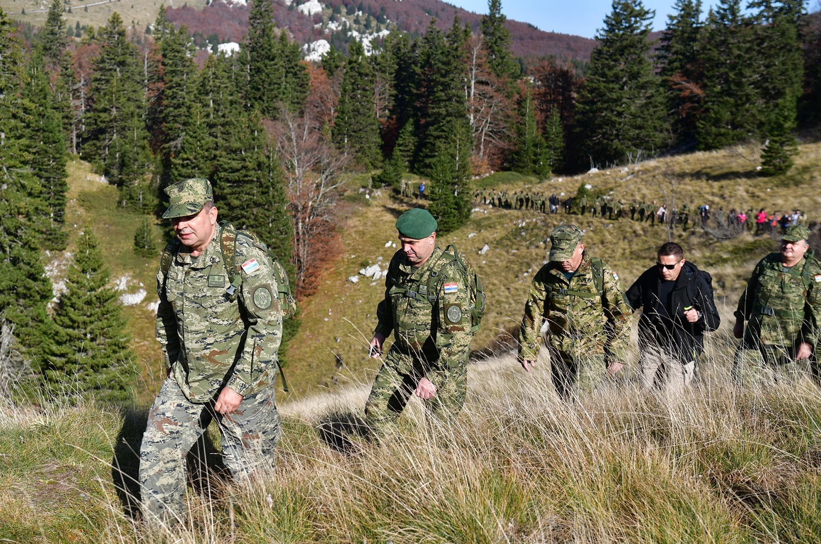 https://www.morh.hr/wp-content/gallery/kljucno-osoblje-morh-a-i-hrvatske-vojske-u-15-km-dugoj-hodnji-na-velebitu/hodnja_velebit_hv_morh_190719_03.jpg