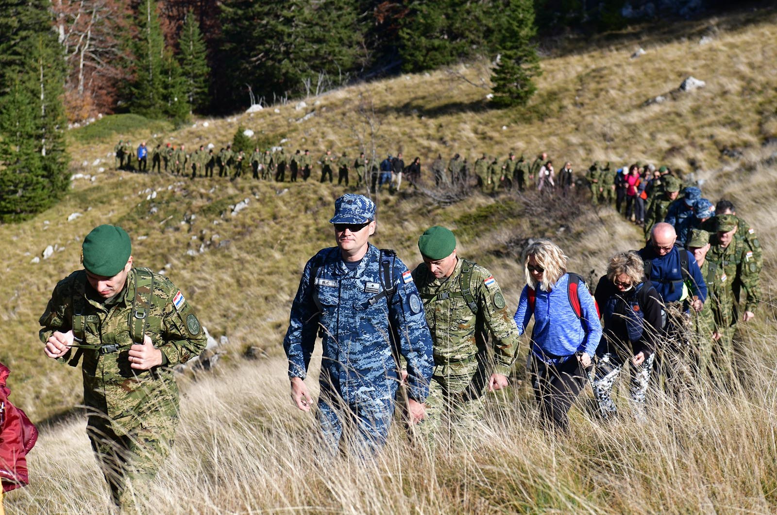 https://www.morh.hr/wp-content/gallery/kljucno-osoblje-morh-a-i-hrvatske-vojske-u-15-km-dugoj-hodnji-na-velebitu/hodnja_velebit_hv_morh_190719_04.jpg