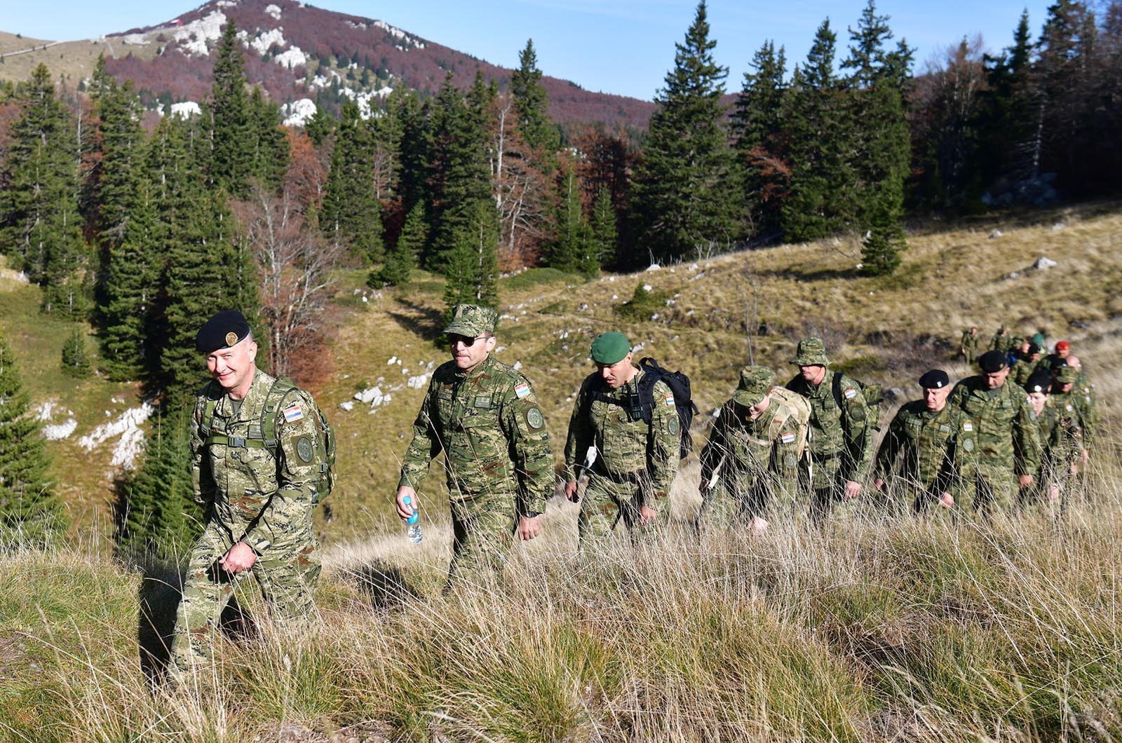 https://www.morh.hr/wp-content/gallery/kljucno-osoblje-morh-a-i-hrvatske-vojske-u-15-km-dugoj-hodnji-na-velebitu/hodnja_velebit_hv_morh_190719_05.jpg