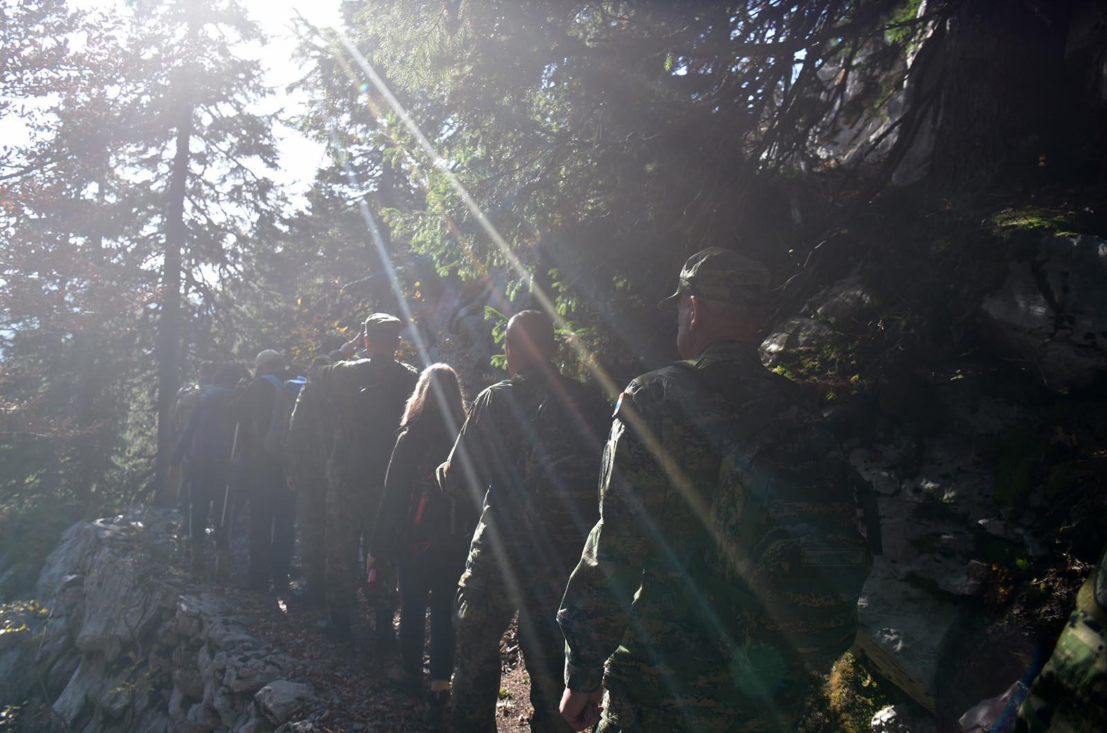 https://www.morh.hr/wp-content/gallery/kljucno-osoblje-morh-a-i-hrvatske-vojske-u-15-km-dugoj-hodnji-na-velebitu/hodnja_velebit_hv_morh_190719_07.jpg