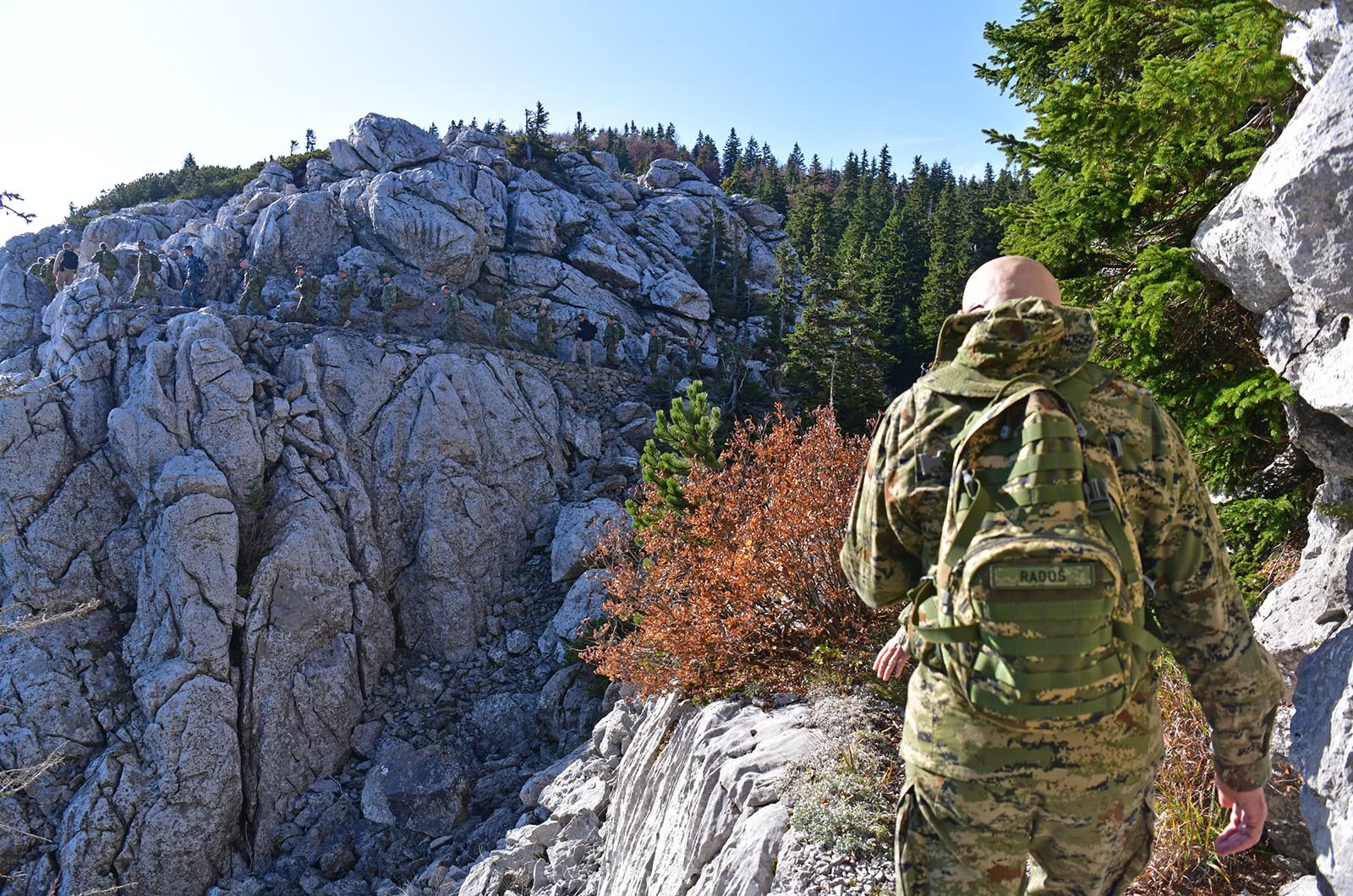 https://www.morh.hr/wp-content/gallery/kljucno-osoblje-morh-a-i-hrvatske-vojske-u-15-km-dugoj-hodnji-na-velebitu/hodnja_velebit_hv_morh_190719_08.jpg