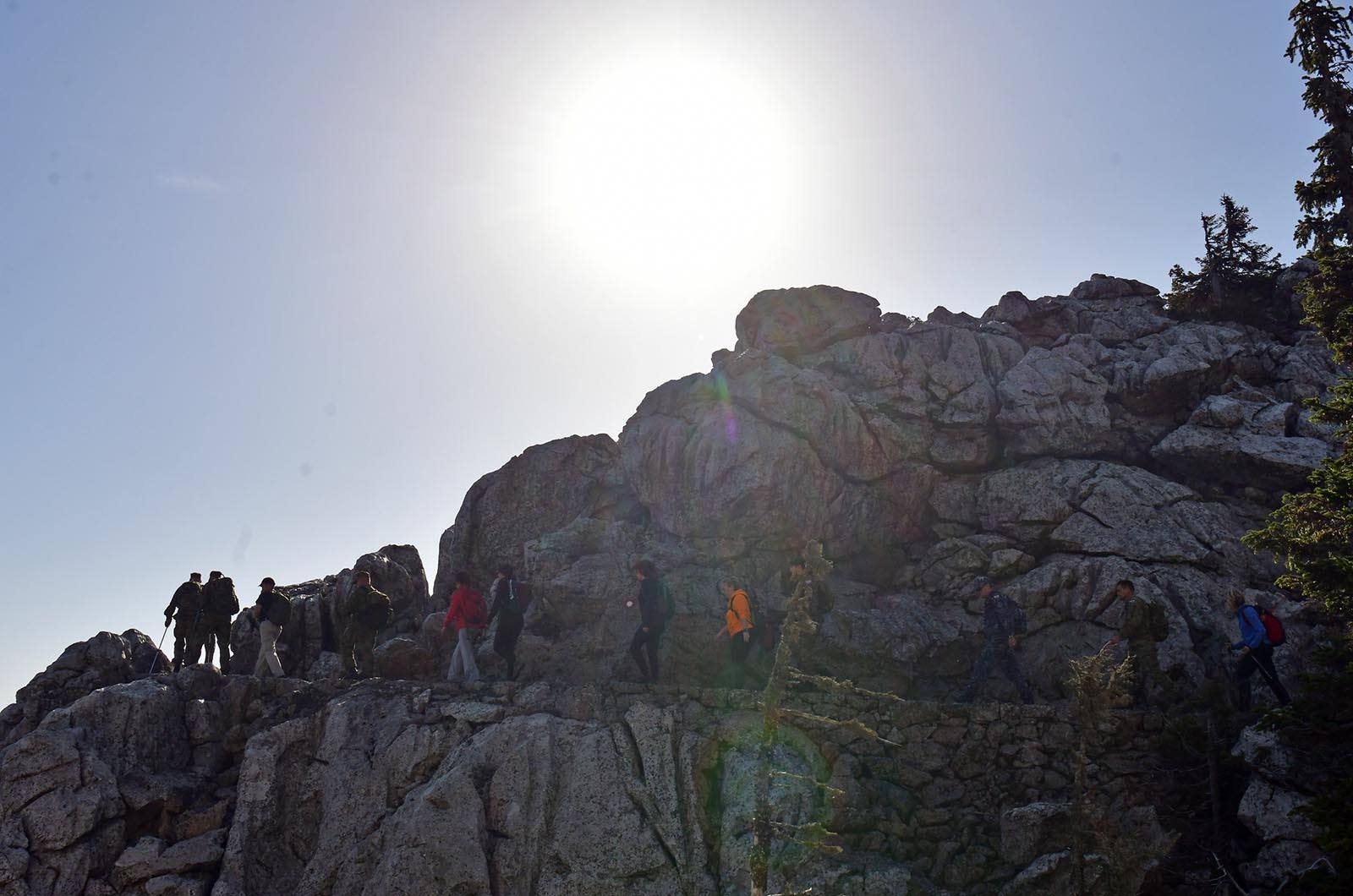 https://www.morh.hr/wp-content/gallery/kljucno-osoblje-morh-a-i-hrvatske-vojske-u-15-km-dugoj-hodnji-na-velebitu/hodnja_velebit_hv_morh_190719_09.jpg