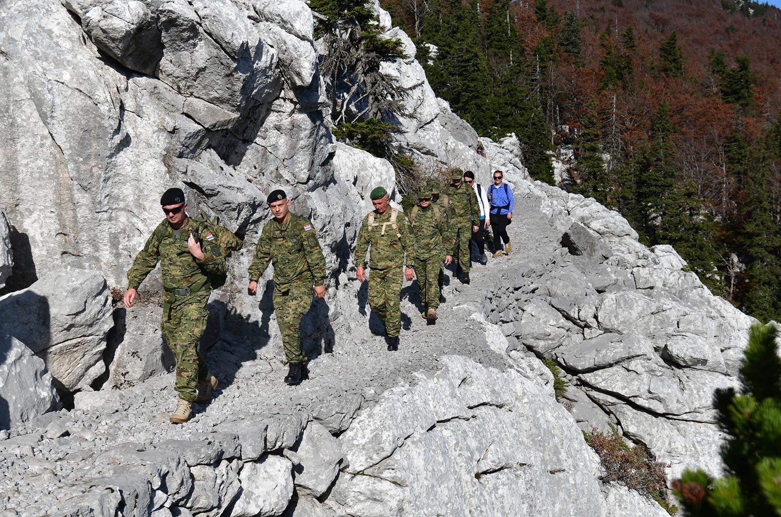 https://www.morh.hr/wp-content/gallery/kljucno-osoblje-morh-a-i-hrvatske-vojske-u-15-km-dugoj-hodnji-na-velebitu/hodnja_velebit_hv_morh_190719_10.jpg