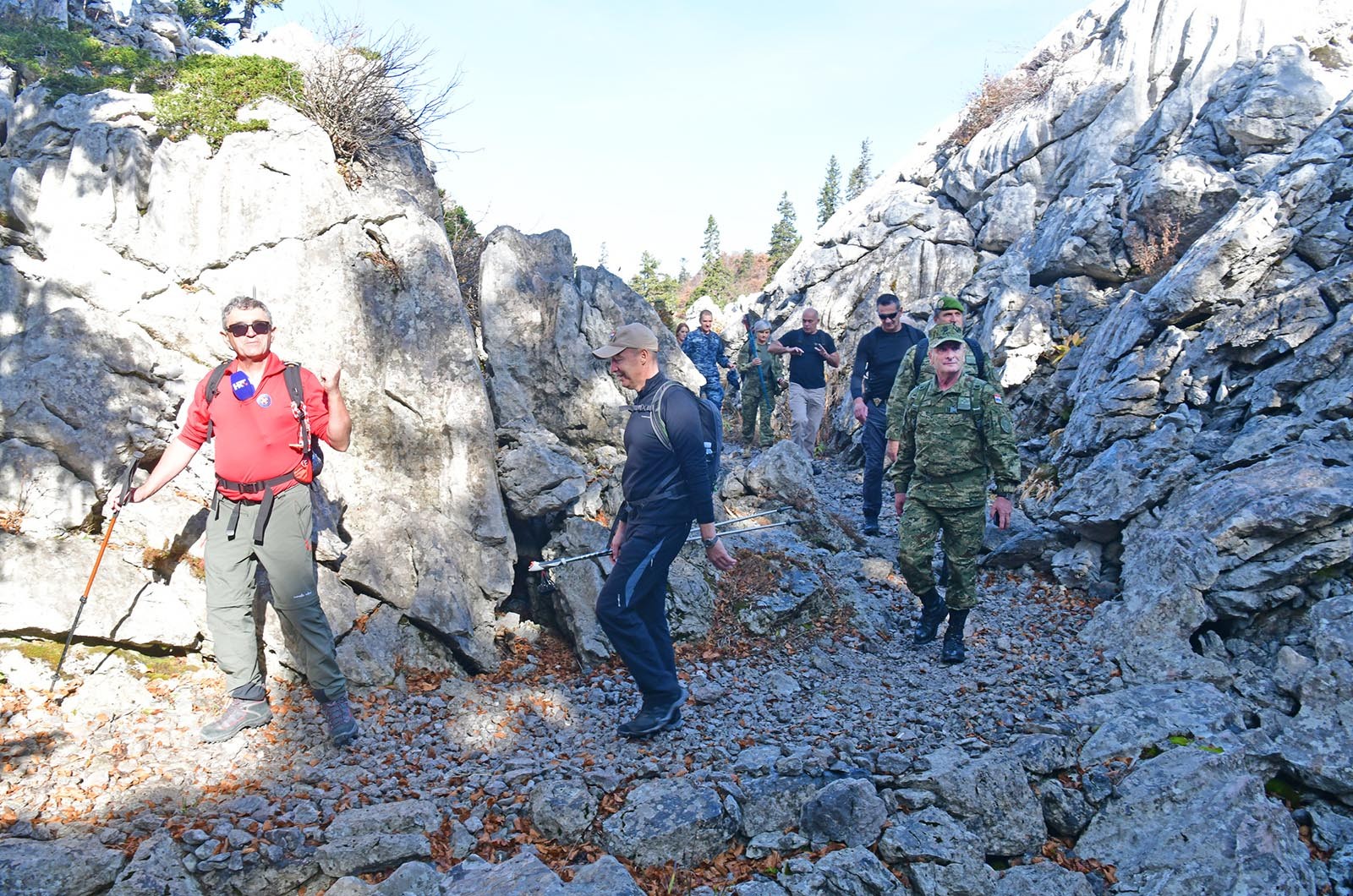https://www.morh.hr/wp-content/gallery/kljucno-osoblje-morh-a-i-hrvatske-vojske-u-15-km-dugoj-hodnji-na-velebitu/hodnja_velebit_hv_morh_190719_11.jpg
