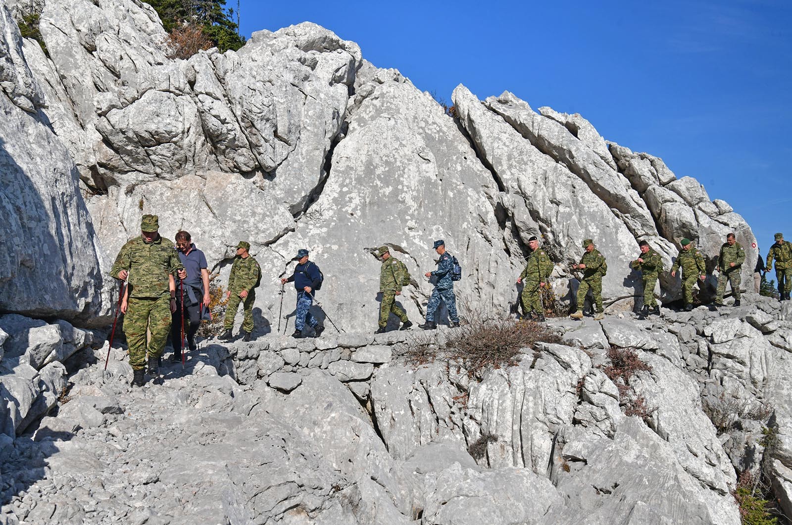 https://www.morh.hr/wp-content/gallery/kljucno-osoblje-morh-a-i-hrvatske-vojske-u-15-km-dugoj-hodnji-na-velebitu/hodnja_velebit_hv_morh_190719_14.jpg
