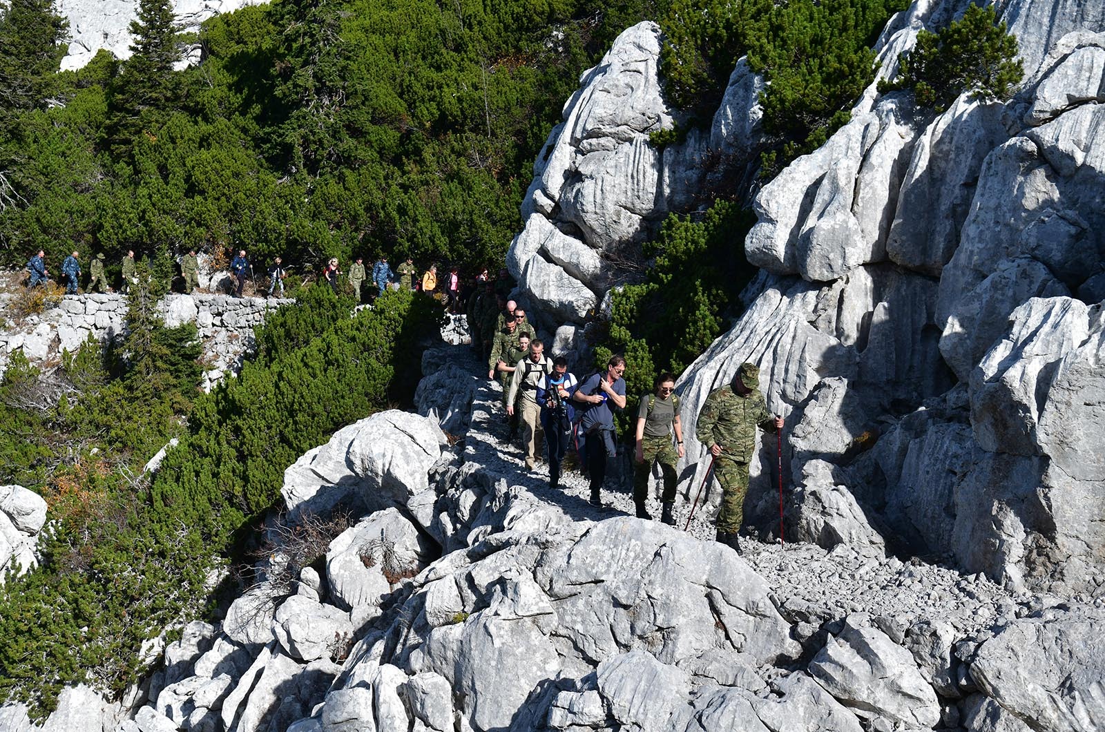 https://www.morh.hr/wp-content/gallery/kljucno-osoblje-morh-a-i-hrvatske-vojske-u-15-km-dugoj-hodnji-na-velebitu/hodnja_velebit_hv_morh_190719_15.jpg