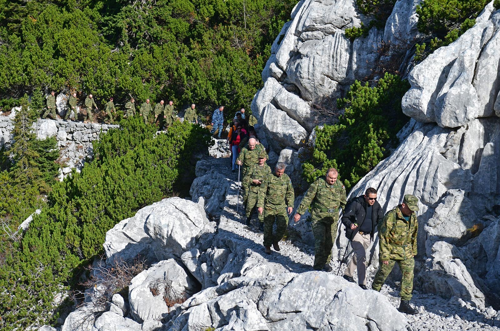 https://www.morh.hr/wp-content/gallery/kljucno-osoblje-morh-a-i-hrvatske-vojske-u-15-km-dugoj-hodnji-na-velebitu/hodnja_velebit_hv_morh_190719_16.jpg