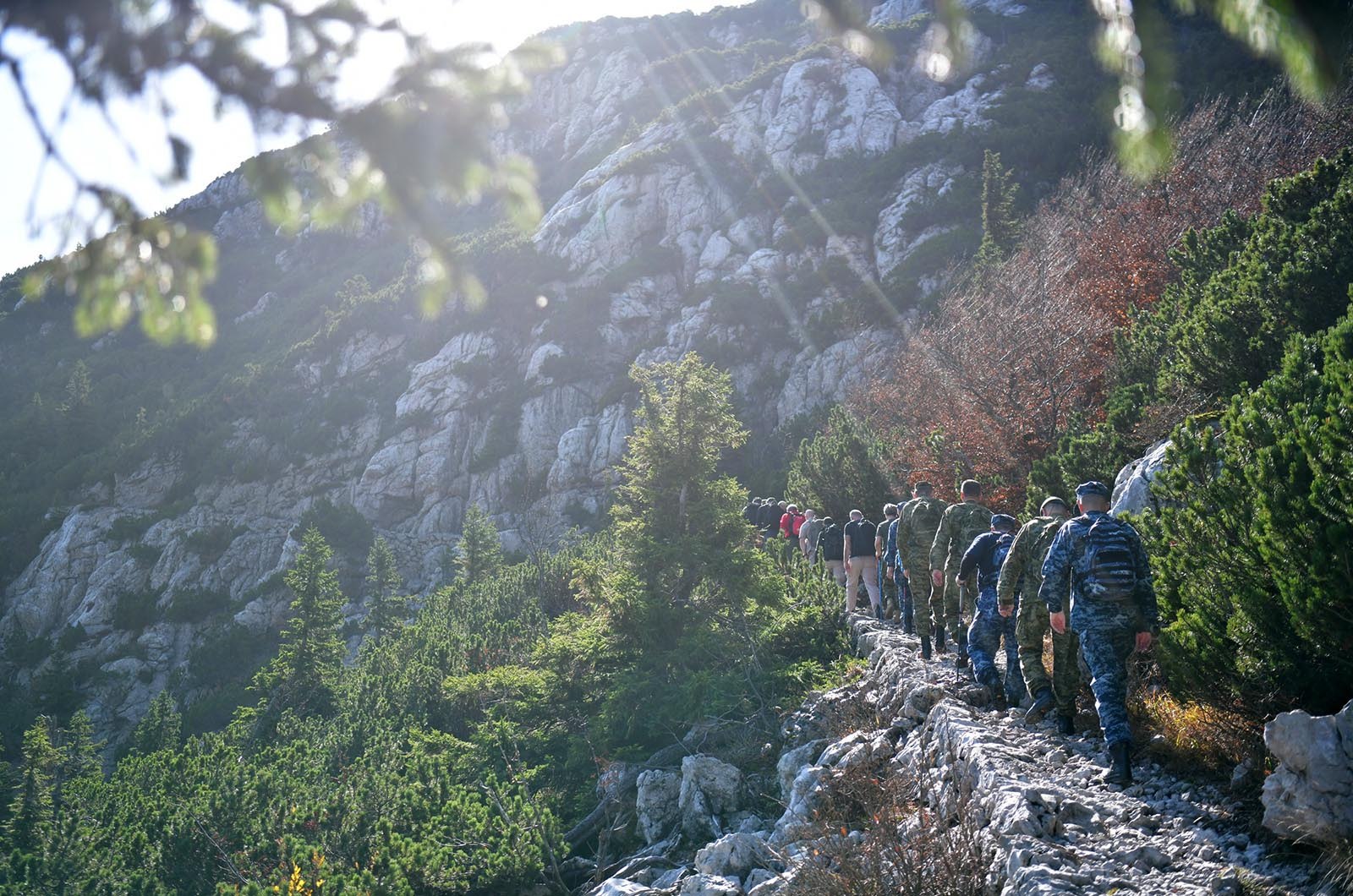 https://www.morh.hr/wp-content/gallery/kljucno-osoblje-morh-a-i-hrvatske-vojske-u-15-km-dugoj-hodnji-na-velebitu/hodnja_velebit_hv_morh_190719_17.jpg