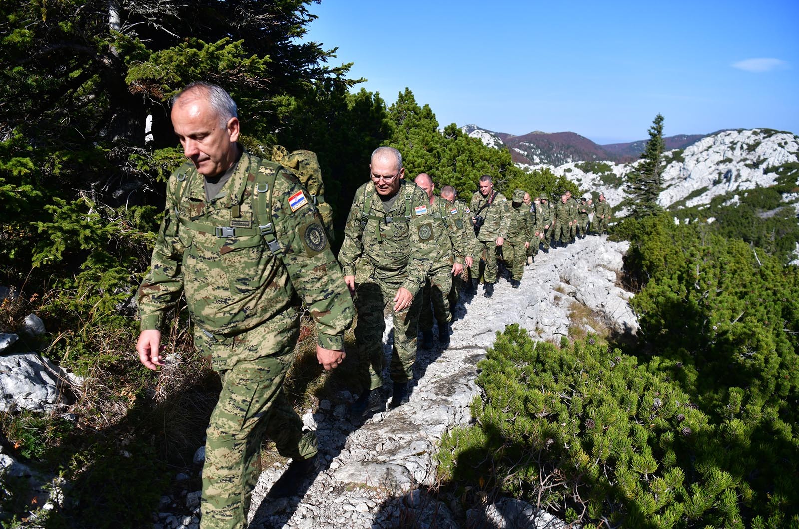 https://www.morh.hr/wp-content/gallery/kljucno-osoblje-morh-a-i-hrvatske-vojske-u-15-km-dugoj-hodnji-na-velebitu/hodnja_velebit_hv_morh_190719_18.jpg