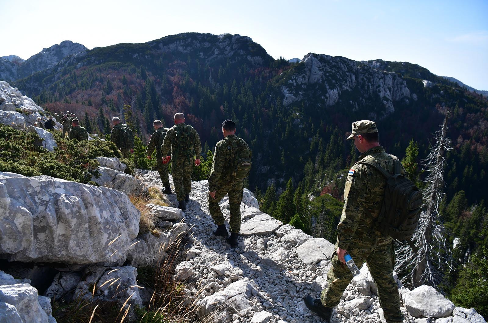 https://www.morh.hr/wp-content/gallery/kljucno-osoblje-morh-a-i-hrvatske-vojske-u-15-km-dugoj-hodnji-na-velebitu/hodnja_velebit_hv_morh_190719_19.jpg