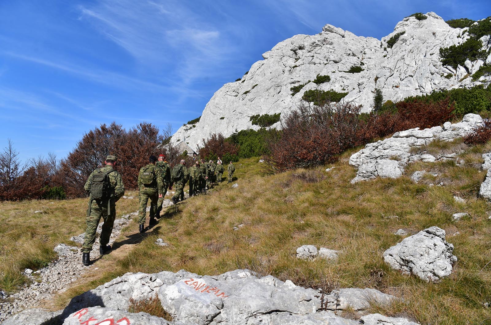 https://www.morh.hr/wp-content/gallery/kljucno-osoblje-morh-a-i-hrvatske-vojske-u-15-km-dugoj-hodnji-na-velebitu/hodnja_velebit_hv_morh_190719_20.jpg
