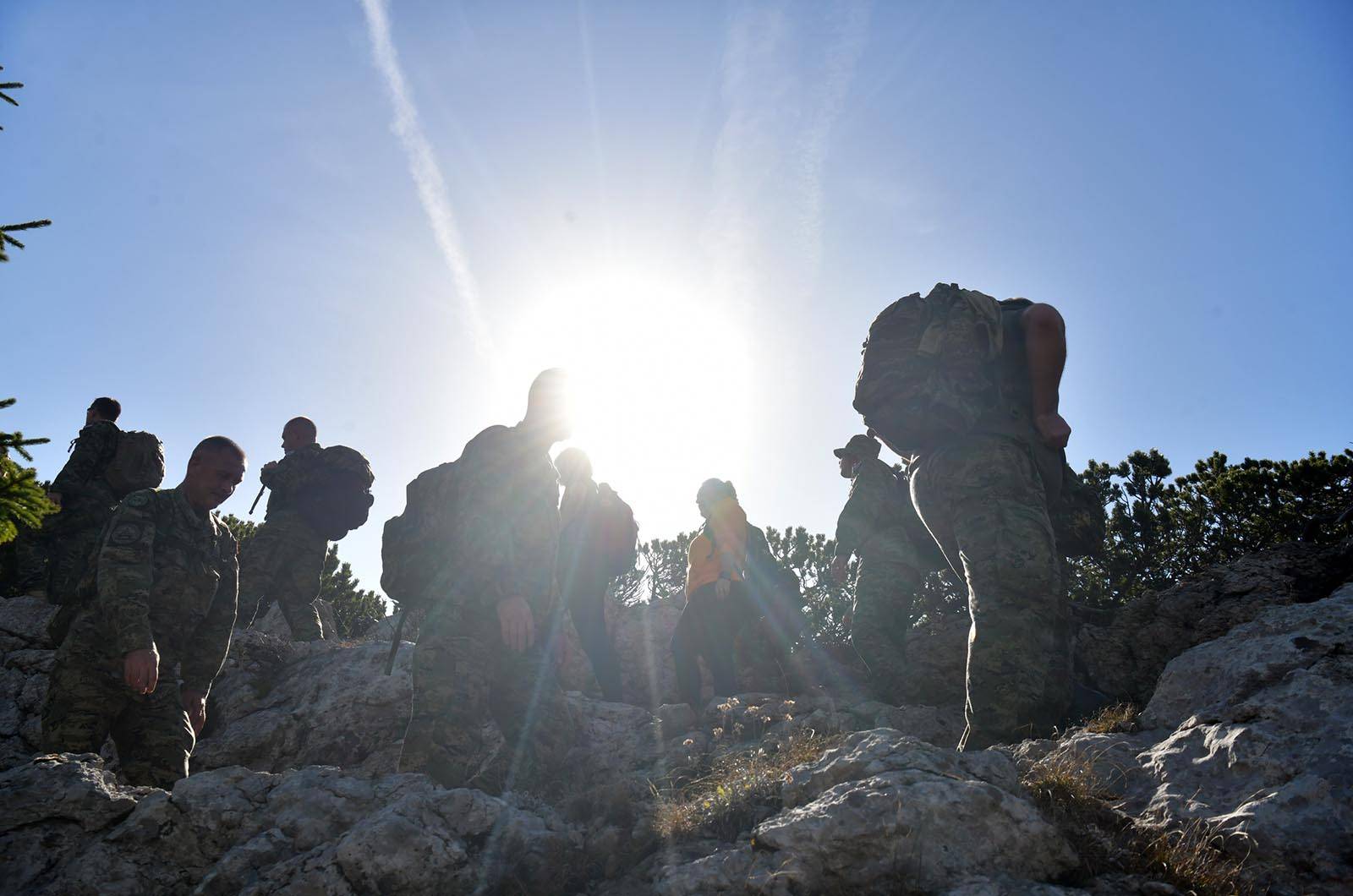 https://www.morh.hr/wp-content/gallery/kljucno-osoblje-morh-a-i-hrvatske-vojske-u-15-km-dugoj-hodnji-na-velebitu/hodnja_velebit_hv_morh_190719_23.jpg