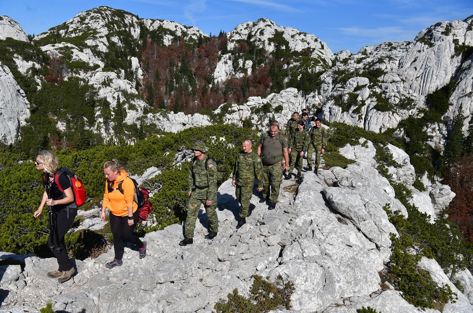 https://www.morh.hr/wp-content/gallery/kljucno-osoblje-morh-a-i-hrvatske-vojske-u-15-km-dugoj-hodnji-na-velebitu/hodnja_velebit_hv_morh_190719_24.jpg