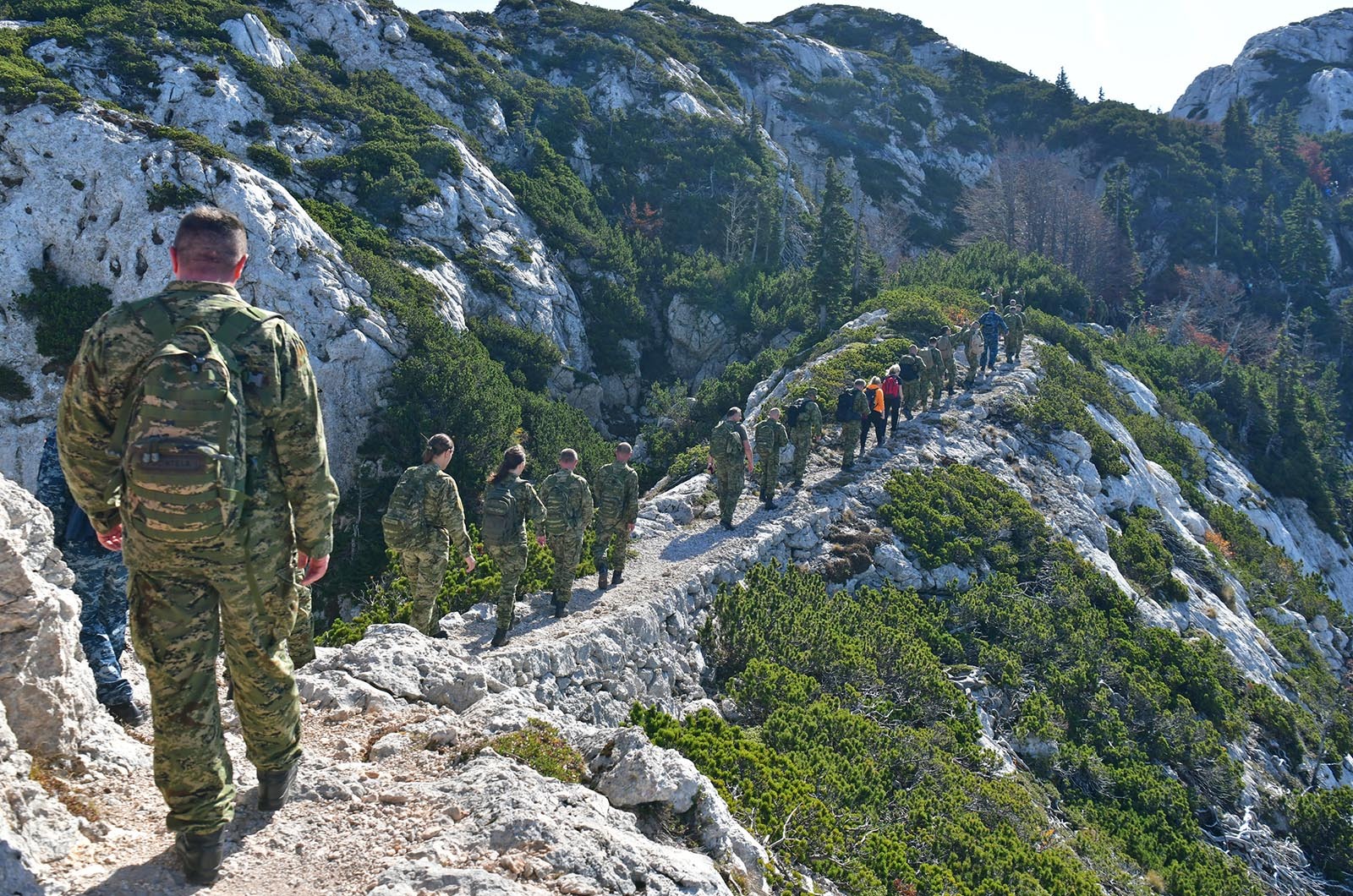 https://www.morh.hr/wp-content/gallery/kljucno-osoblje-morh-a-i-hrvatske-vojske-u-15-km-dugoj-hodnji-na-velebitu/hodnja_velebit_hv_morh_190719_25.jpg