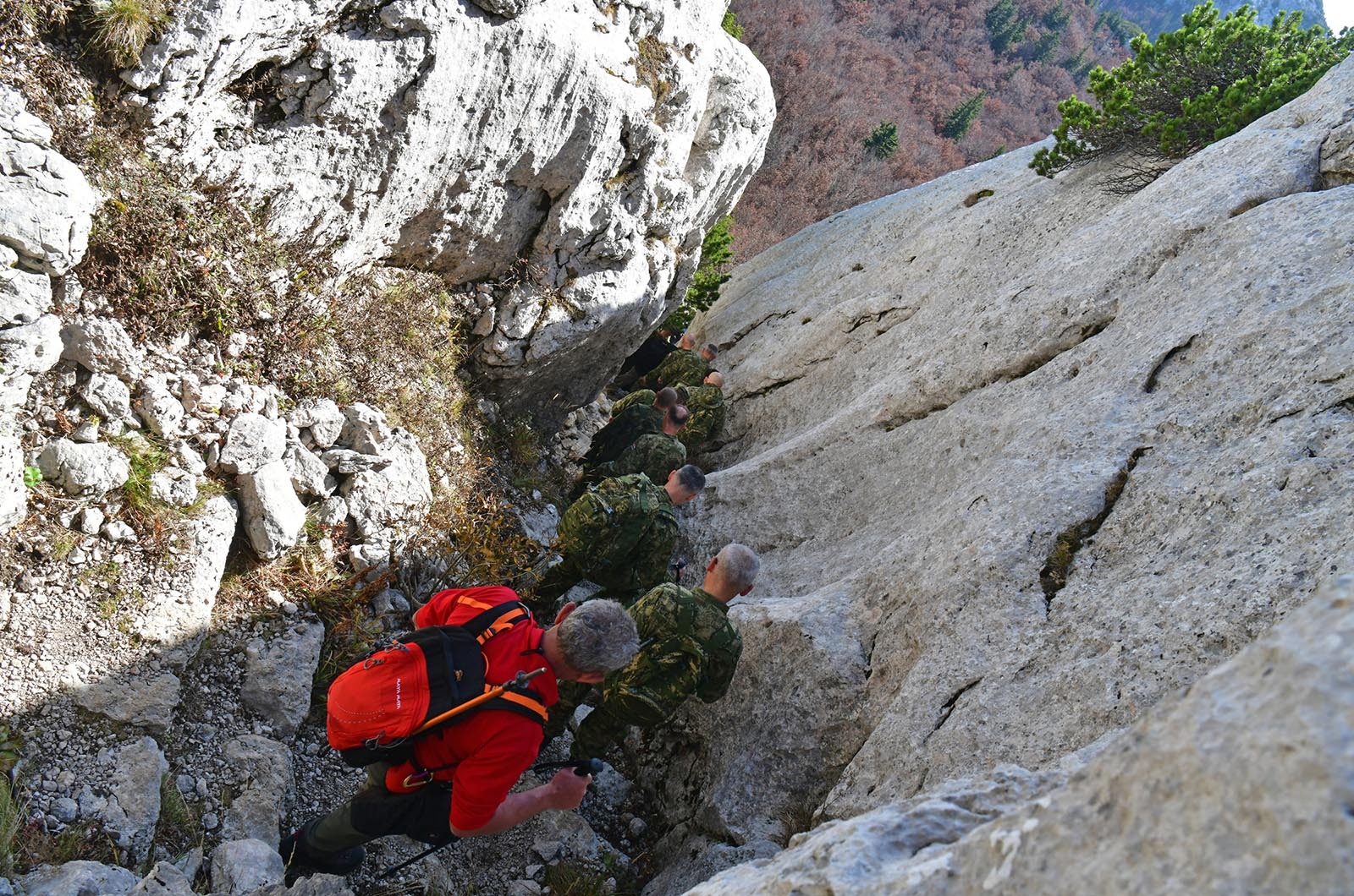 https://www.morh.hr/wp-content/gallery/kljucno-osoblje-morh-a-i-hrvatske-vojske-u-15-km-dugoj-hodnji-na-velebitu/hodnja_velebit_hv_morh_190719_26.jpg