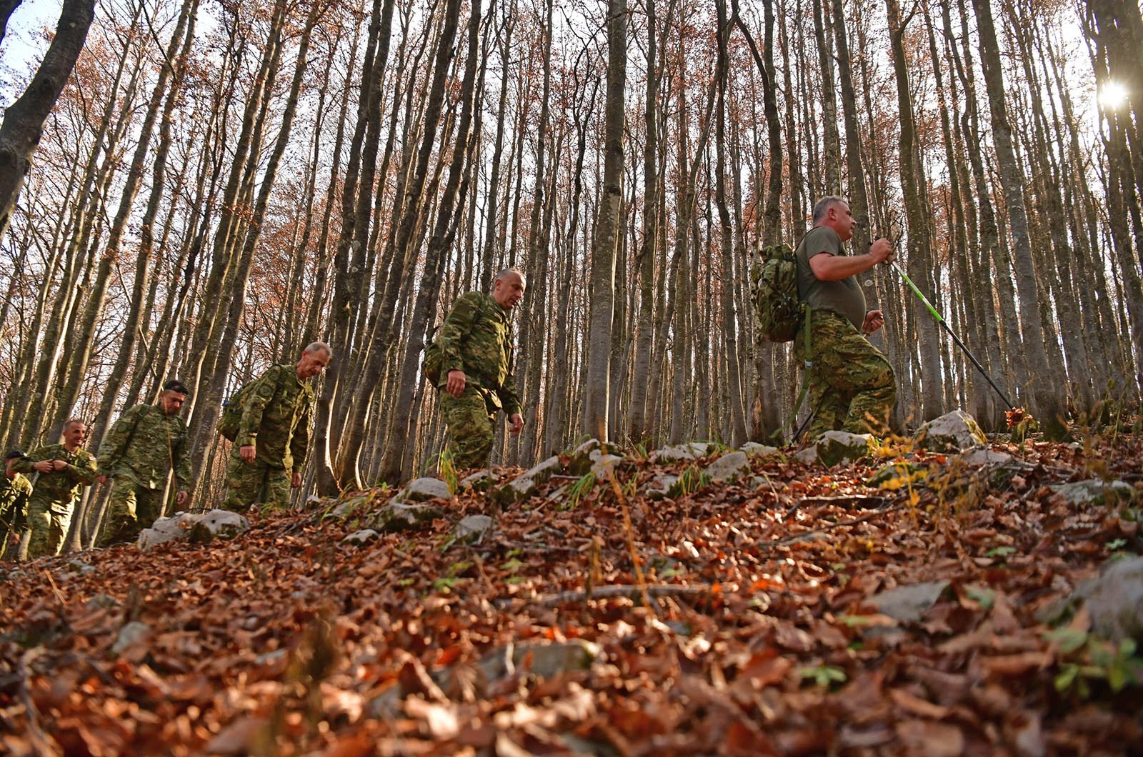 https://www.morh.hr/wp-content/gallery/kljucno-osoblje-morh-a-i-hrvatske-vojske-u-15-km-dugoj-hodnji-na-velebitu/hodnja_velebit_hv_morh_190719_28.jpg