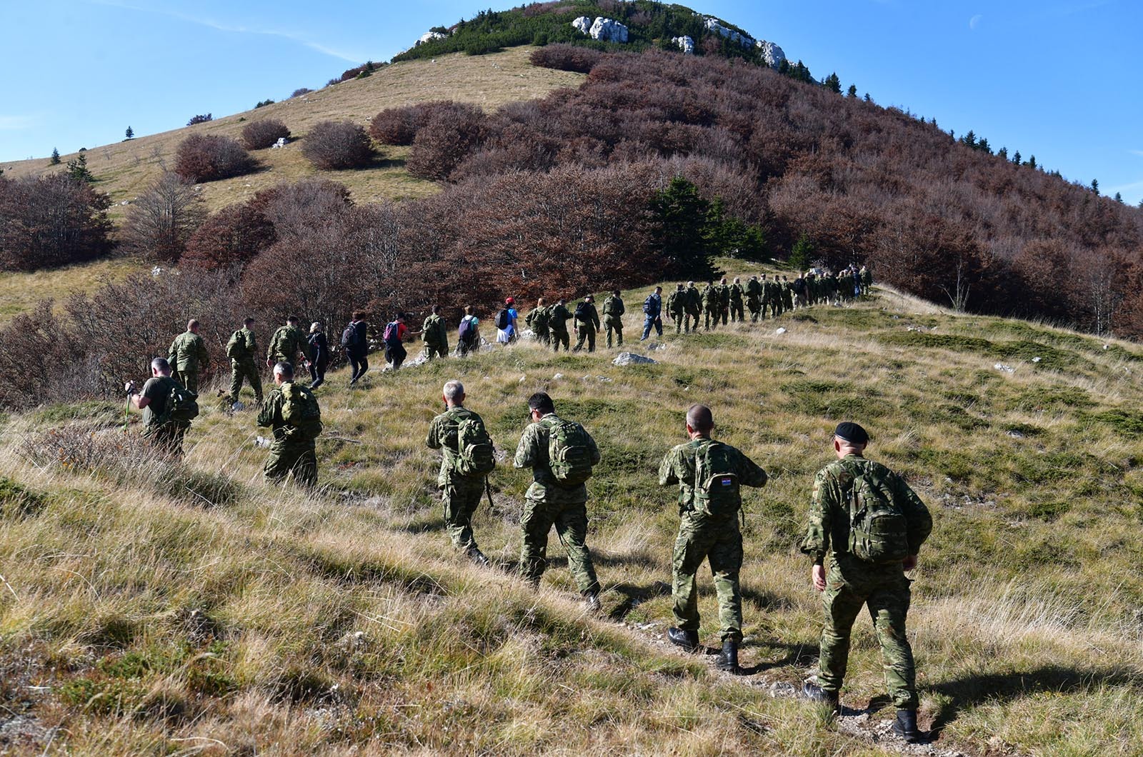 https://www.morh.hr/wp-content/gallery/kljucno-osoblje-morh-a-i-hrvatske-vojske-u-15-km-dugoj-hodnji-na-velebitu/hodnja_velebit_hv_morh_190719_29.jpg