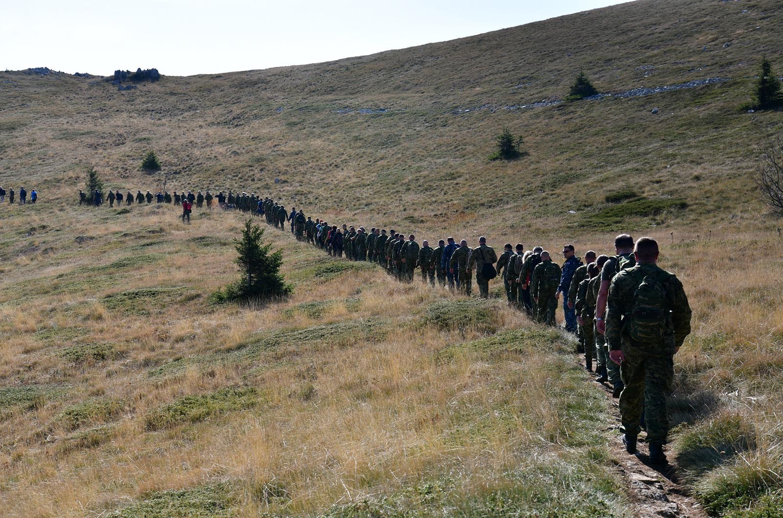 https://www.morh.hr/wp-content/gallery/kljucno-osoblje-morh-a-i-hrvatske-vojske-u-15-km-dugoj-hodnji-na-velebitu/hodnja_velebit_hv_morh_190719_30.jpg