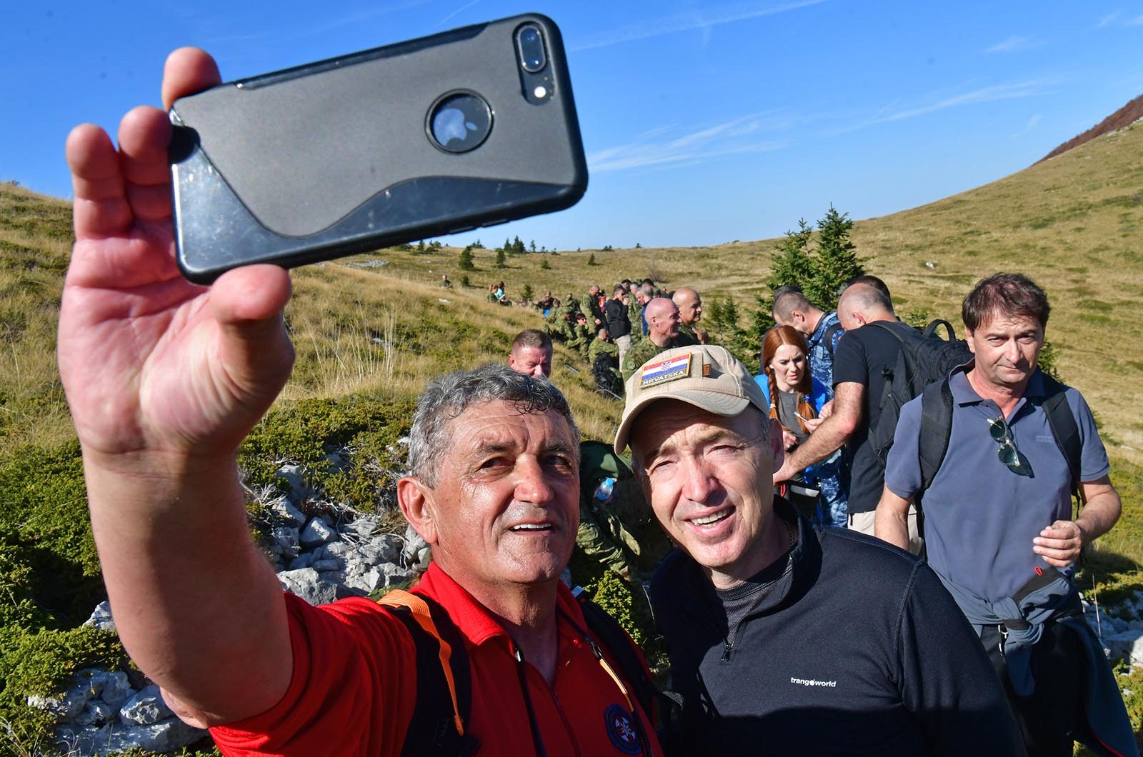 https://www.morh.hr/wp-content/gallery/kljucno-osoblje-morh-a-i-hrvatske-vojske-u-15-km-dugoj-hodnji-na-velebitu/hodnja_velebit_hv_morh_190719_31.jpg