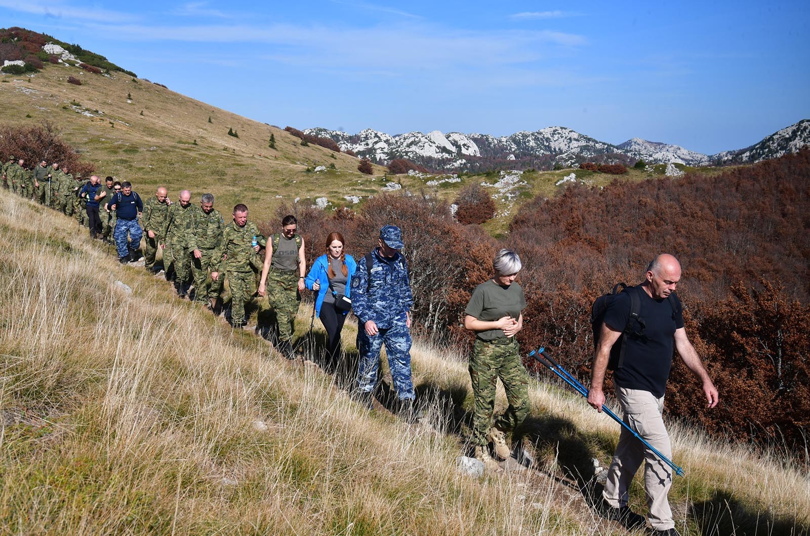 https://www.morh.hr/wp-content/gallery/kljucno-osoblje-morh-a-i-hrvatske-vojske-u-15-km-dugoj-hodnji-na-velebitu/hodnja_velebit_hv_morh_190719_33.jpg