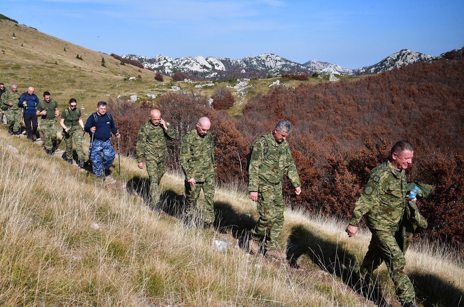 https://www.morh.hr/wp-content/gallery/kljucno-osoblje-morh-a-i-hrvatske-vojske-u-15-km-dugoj-hodnji-na-velebitu/hodnja_velebit_hv_morh_190719_34.jpg