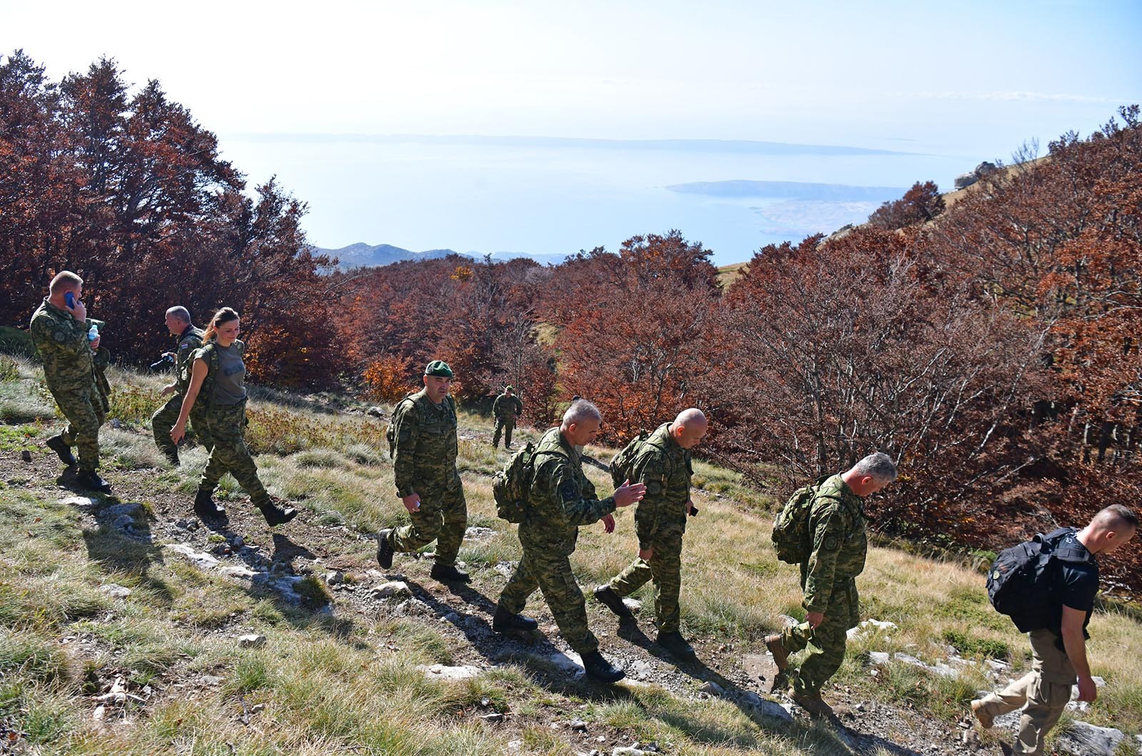 https://www.morh.hr/wp-content/gallery/kljucno-osoblje-morh-a-i-hrvatske-vojske-u-15-km-dugoj-hodnji-na-velebitu/hodnja_velebit_hv_morh_190719_35.jpg