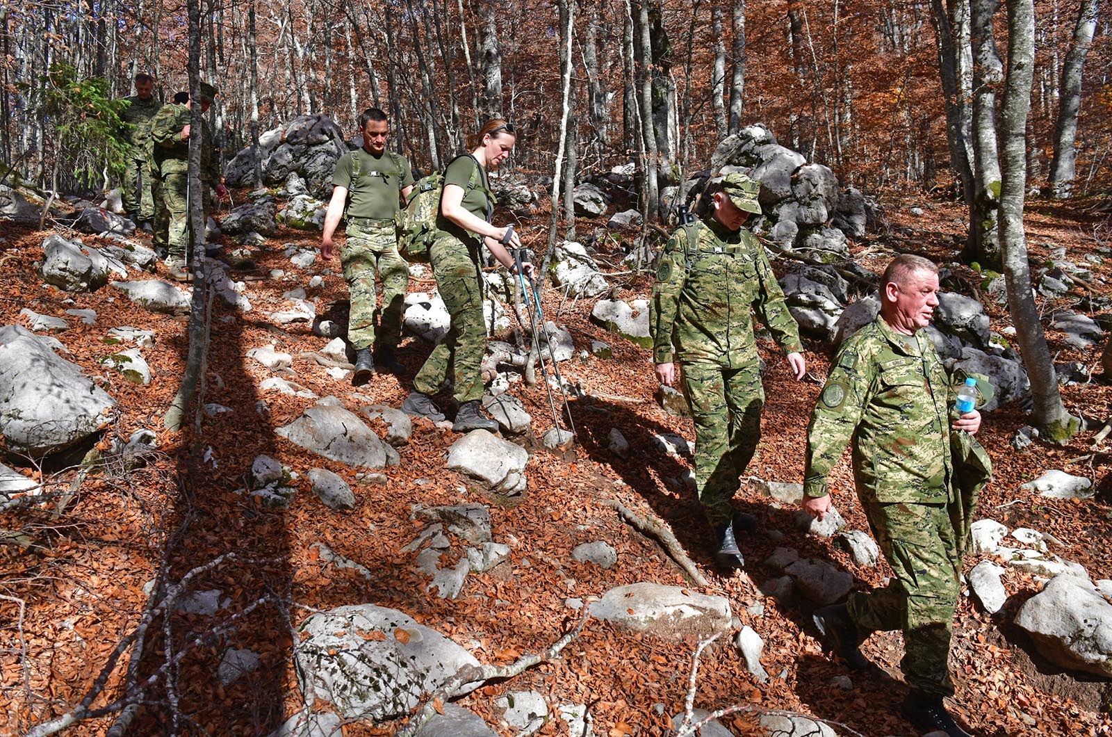 https://www.morh.hr/wp-content/gallery/kljucno-osoblje-morh-a-i-hrvatske-vojske-u-15-km-dugoj-hodnji-na-velebitu/hodnja_velebit_hv_morh_190719_36.jpg
