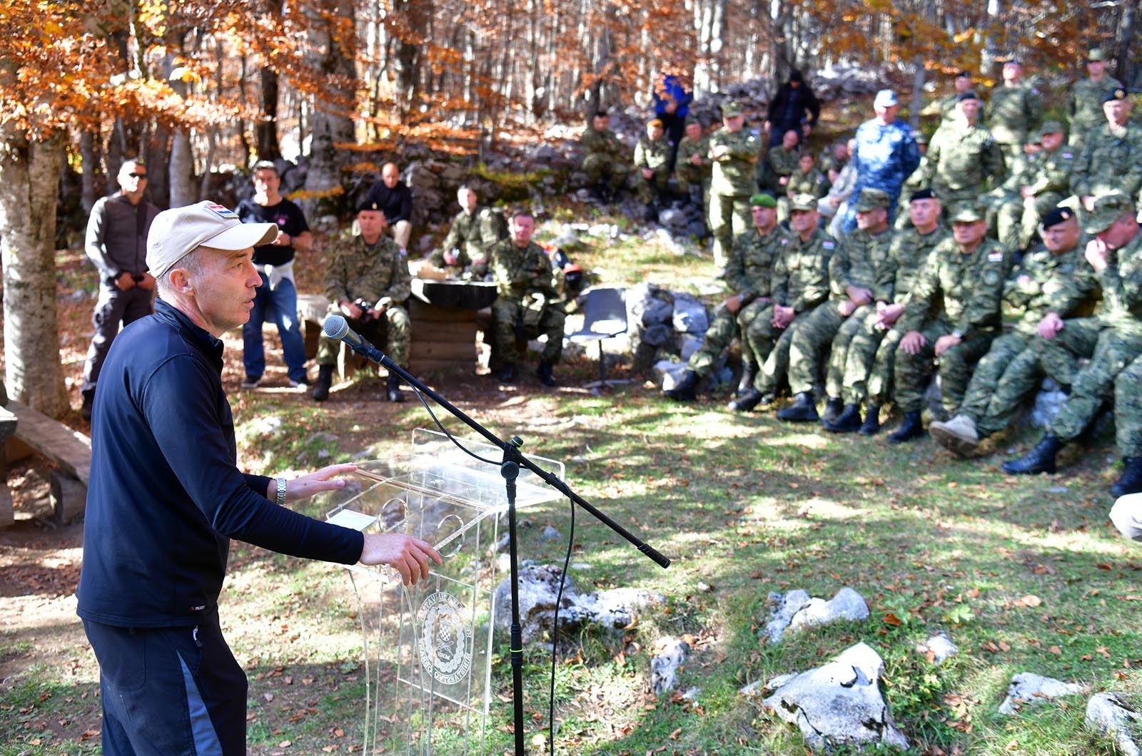 https://www.morh.hr/wp-content/gallery/kljucno-osoblje-morh-a-i-hrvatske-vojske-u-15-km-dugoj-hodnji-na-velebitu/hodnja_velebit_hv_morh_190719_42.jpg