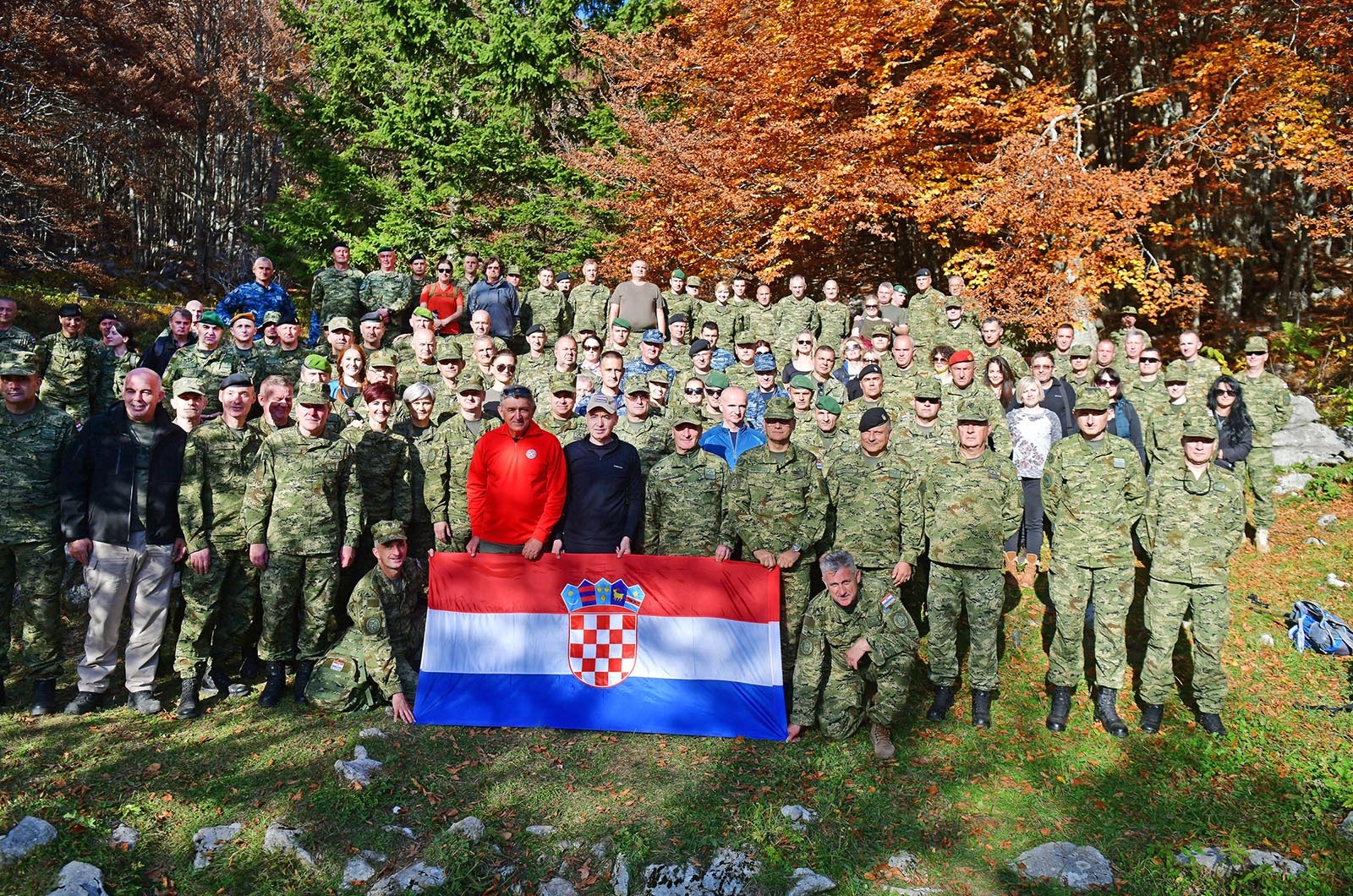 https://www.morh.hr/wp-content/gallery/kljucno-osoblje-morh-a-i-hrvatske-vojske-u-15-km-dugoj-hodnji-na-velebitu/hodnja_velebit_hv_morh_190719_44.jpg
