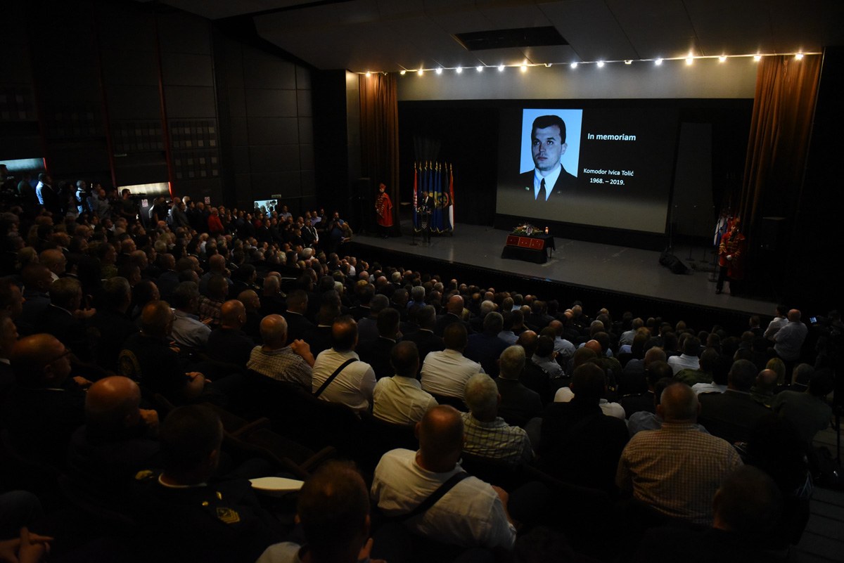 https://www.morh.hr/wp-content/gallery/komemoracija-i-posljednji-ispracaj-komodora-ivice-tolica/komemoracija_ivica_tolic_2030919_04.jpg