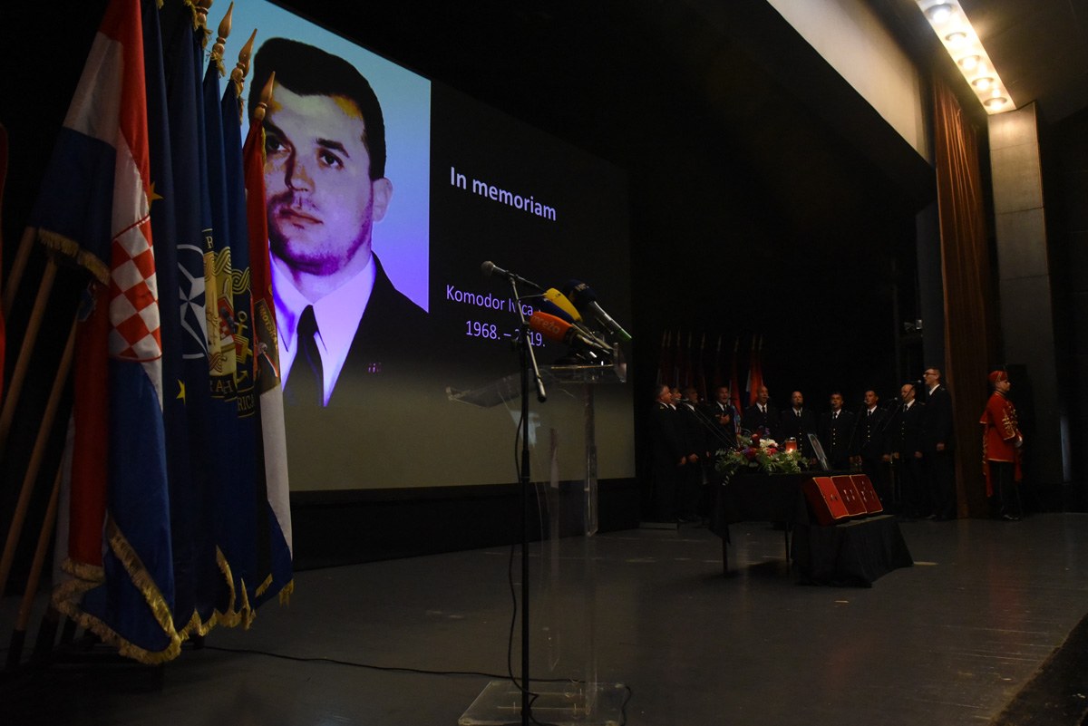 https://www.morh.hr/wp-content/gallery/komemoracija-i-posljednji-ispracaj-komodora-ivice-tolica/komemoracija_ivica_tolic_2030919_13.jpg