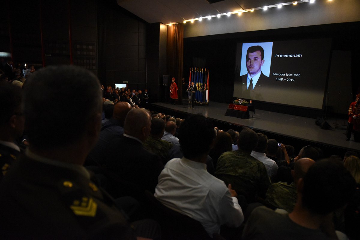 https://www.morh.hr/wp-content/gallery/komemoracija-i-posljednji-ispracaj-komodora-ivice-tolica/komemoracija_ivica_tolic_2030919_16.jpg