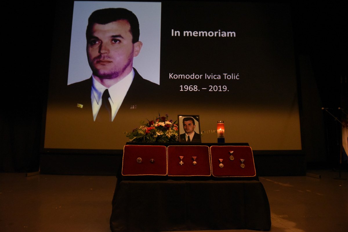 https://www.morh.hr/wp-content/gallery/komemoracija-i-posljednji-ispracaj-komodora-ivice-tolica/komemoracija_ivica_tolic_2030919_20.jpg