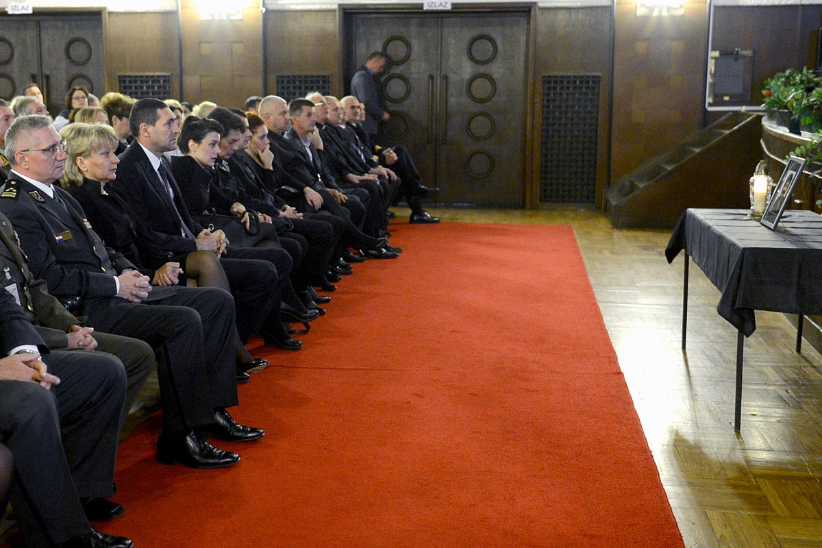 https://www.morh.hr/wp-content/gallery/komemoracija-povodom-smrti-vesne-orlandini/komemoracija_1112014_9190.JPG