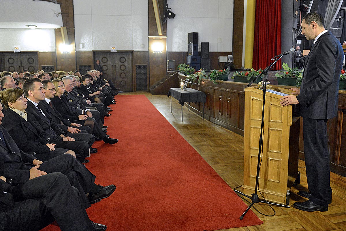 https://www.morh.hr/wp-content/gallery/komemoracija-povodom-smrti-vesne-orlandini/komemoracija_1112014_9232.JPG
