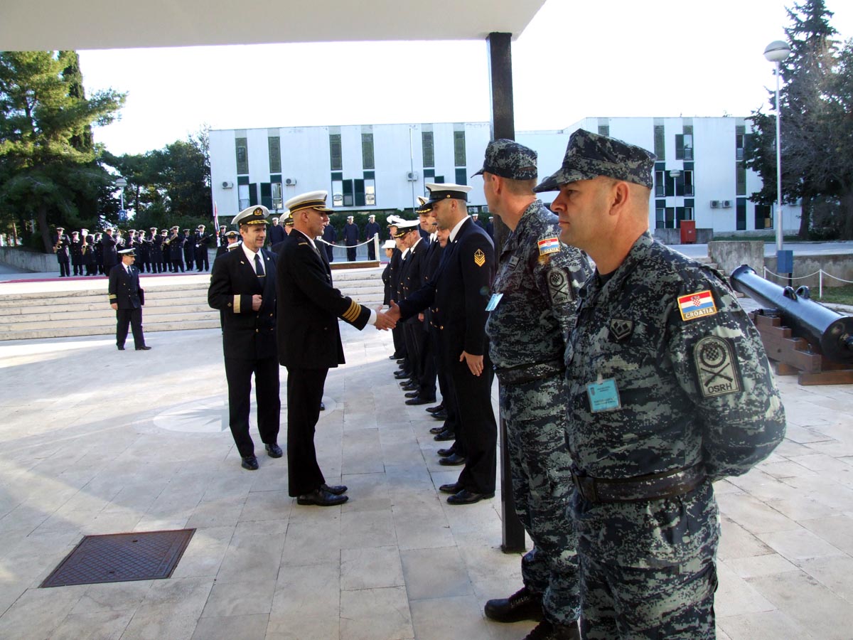 https://www.morh.hr/wp-content/gallery/komodor-hranj-sa-zapovjednikom-mornarice-vojske-crne-gore/mvcg_13122012_1.jpg