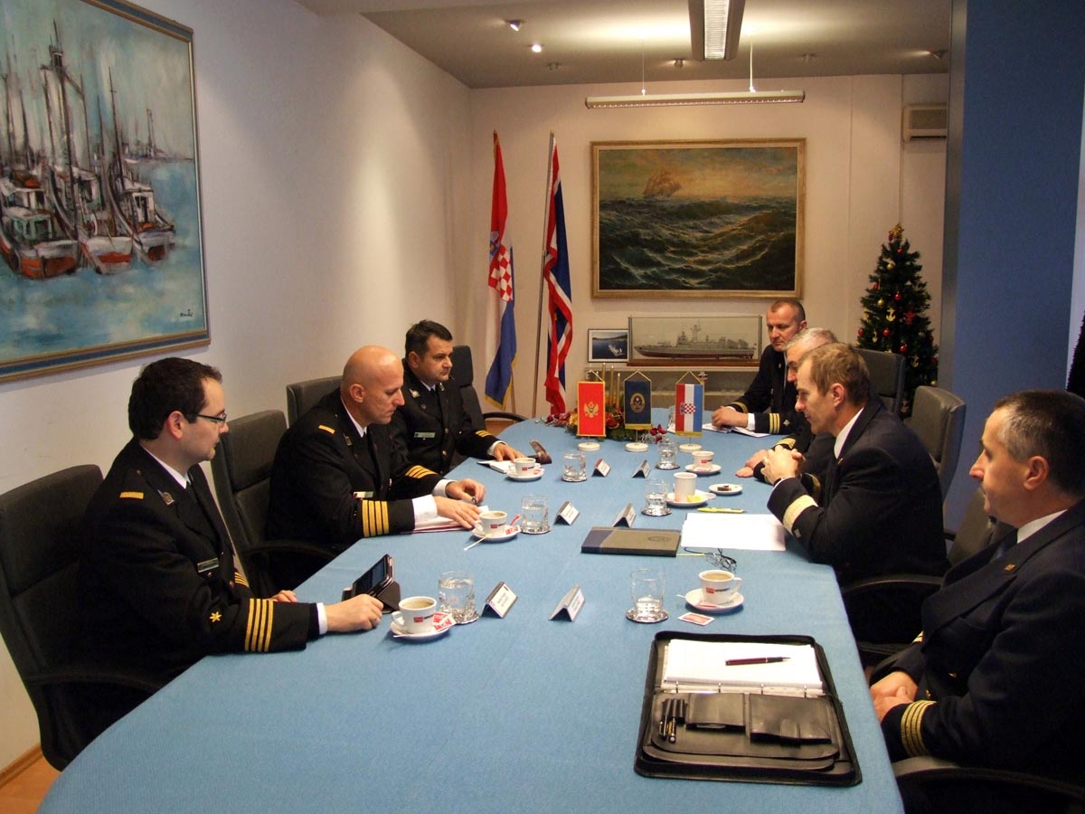 https://www.morh.hr/wp-content/gallery/komodor-hranj-sa-zapovjednikom-mornarice-vojske-crne-gore/mvcg_13122012_2.jpg