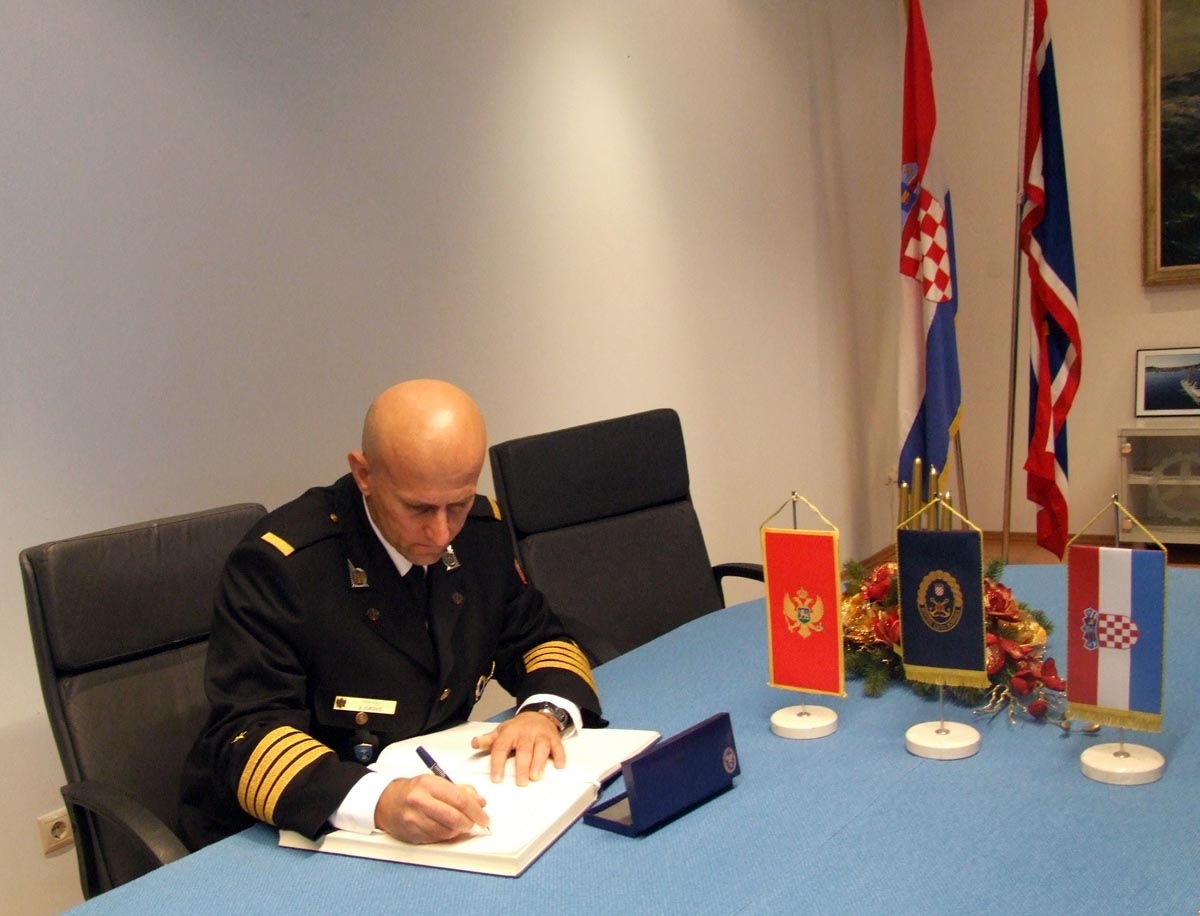 https://www.morh.hr/wp-content/gallery/komodor-hranj-sa-zapovjednikom-mornarice-vojske-crne-gore/mvcg_13122012_3.jpg
