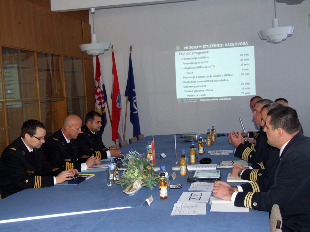 https://www.morh.hr/wp-content/gallery/komodor-hranj-sa-zapovjednikom-mornarice-vojske-crne-gore/mvcg_13122012_4.jpg
