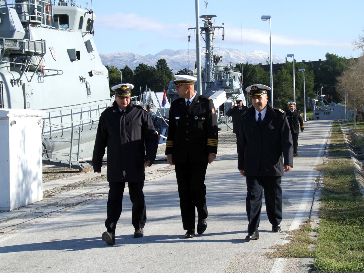 https://www.morh.hr/wp-content/gallery/komodor-hranj-sa-zapovjednikom-mornarice-vojske-crne-gore/mvcg_13122012_5.jpg