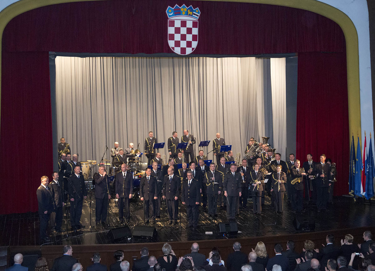 https://www.morh.hr/wp-content/gallery/koncertom-jazz-orkestra-obiljezeno-25-godina-orkestra-os-rh/jaz_08022017_01.jpg