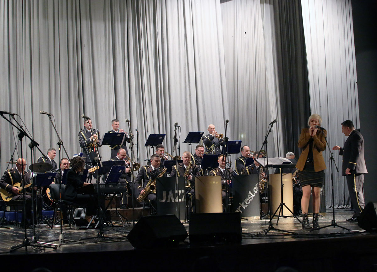https://www.morh.hr/wp-content/gallery/koncertom-jazz-orkestra-obiljezeno-25-godina-orkestra-os-rh/jaz_08022017_04.jpg