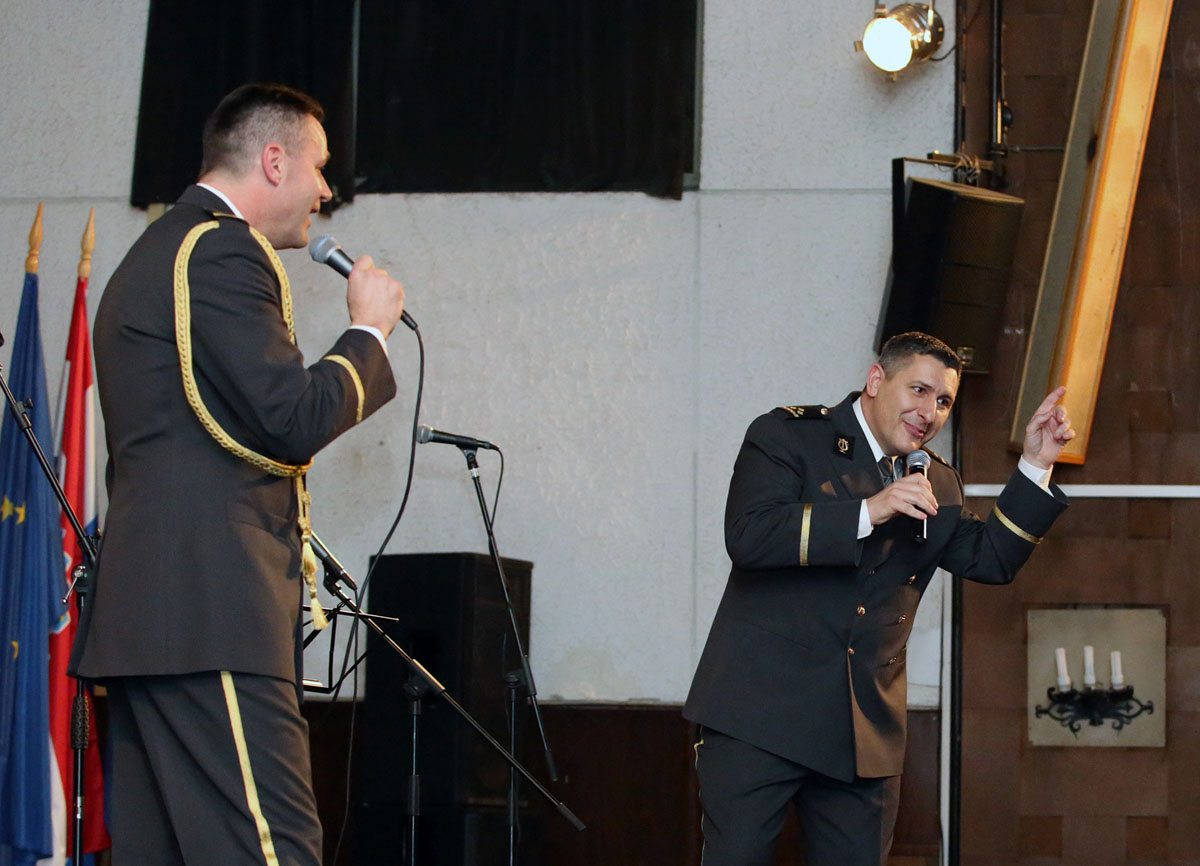 https://www.morh.hr/wp-content/gallery/koncertom-jazz-orkestra-obiljezeno-25-godina-orkestra-os-rh/jaz_08022017_05.jpg