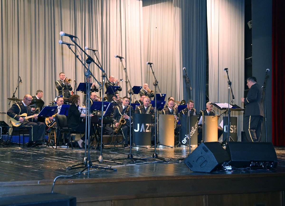 https://www.morh.hr/wp-content/gallery/koncertom-jazz-orkestra-obiljezeno-25-godina-orkestra-os-rh/jaz_08022017_08.jpg