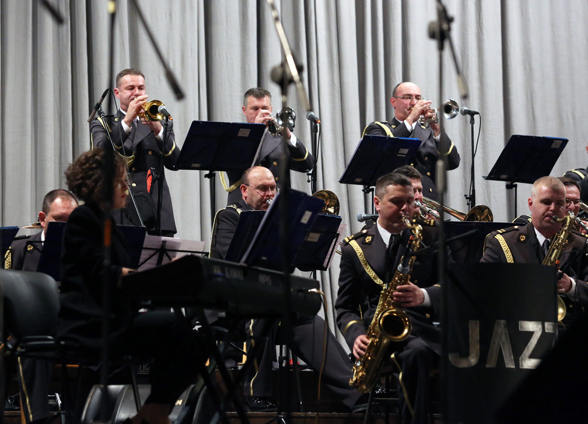 https://www.morh.hr/wp-content/gallery/koncertom-jazz-orkestra-obiljezeno-25-godina-orkestra-os-rh/jaz_08022017_09.jpg