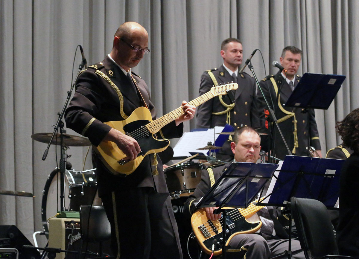 https://www.morh.hr/wp-content/gallery/koncertom-jazz-orkestra-obiljezeno-25-godina-orkestra-os-rh/jaz_08022017_17.jpg